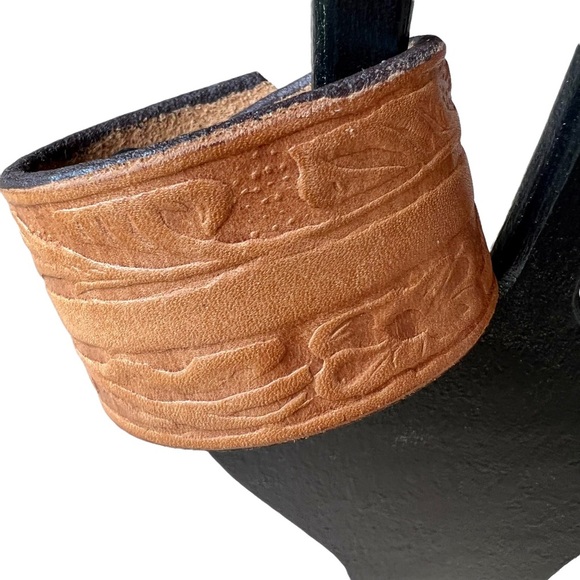 Hand tooled, artisan made tan leather bracelet from recycled vintage 70s - Picture 9 of 11